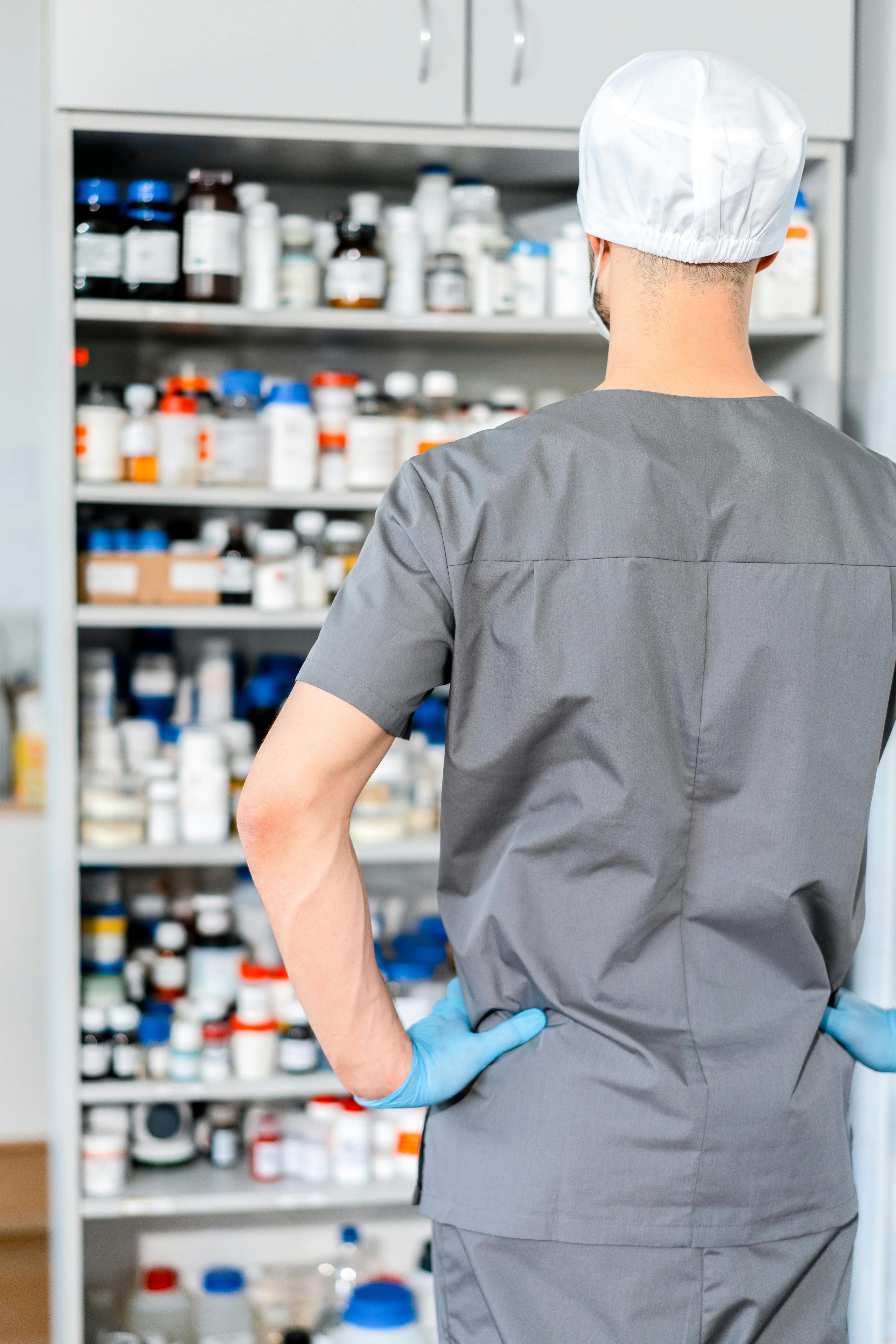 Farmacia con gondolas de productos y punto de venta