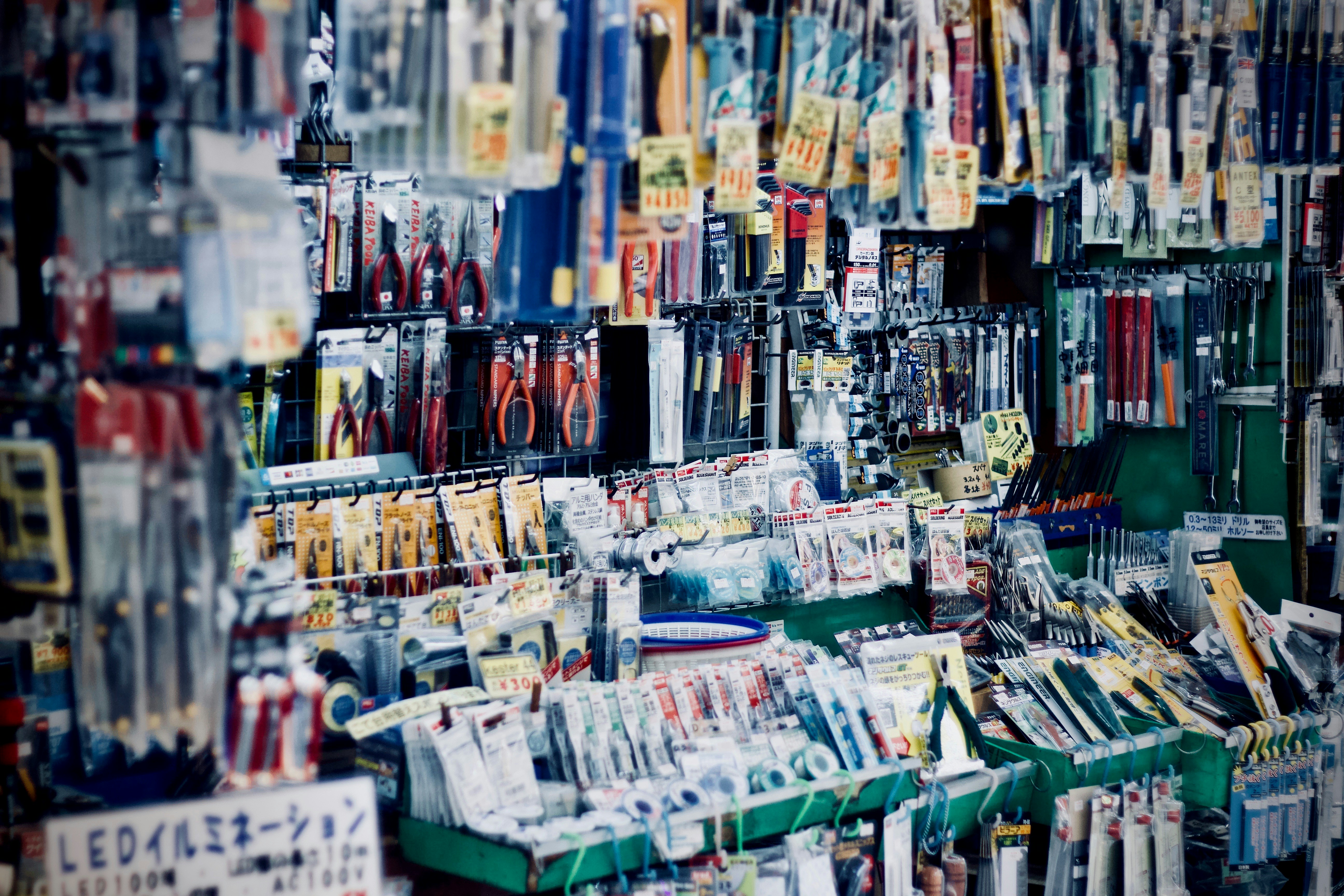 Mostrador de ferreteria con productos y atencion al cliente